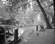 881081 Gezicht op de Oudegracht te Utrecht, met aan de overzijde op de werf het terras van Eethuis het Draeckje.